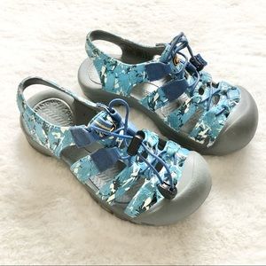 KEEN Blue Camo Sandal Boy’s Size 2 Beach Vacation Waterproof Active Outdoors